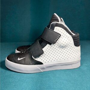 Size 9.5 - Men’s Nike Flystepper 2k3 Black White shoes